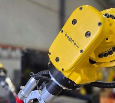 Welding torch with collision detection fitted to the robot wrist